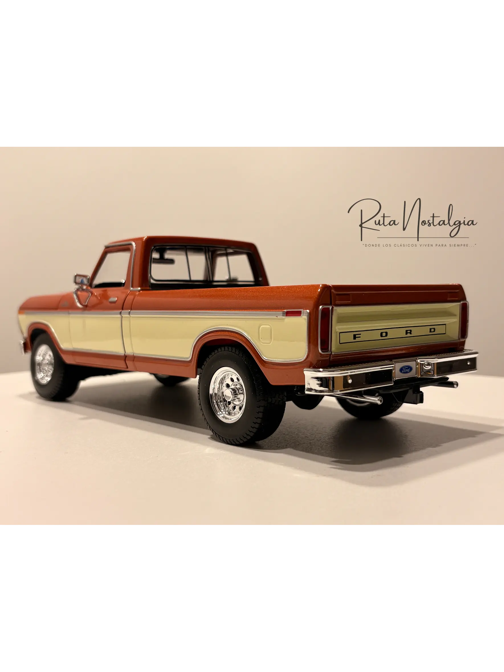 Camioneta a escala Ford F-150 Pick-Up 1979 | Maisto  1:18 Brown White | Camioneta clásica a escala en Chile 8