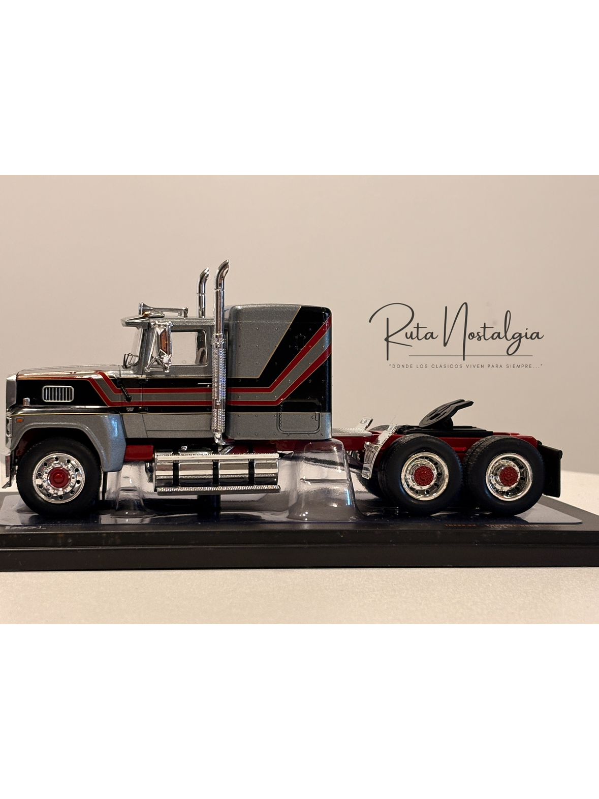 Camión Ford LTL-9000 – Ixo Models 1:43 – Clásico Americano en Chile 7