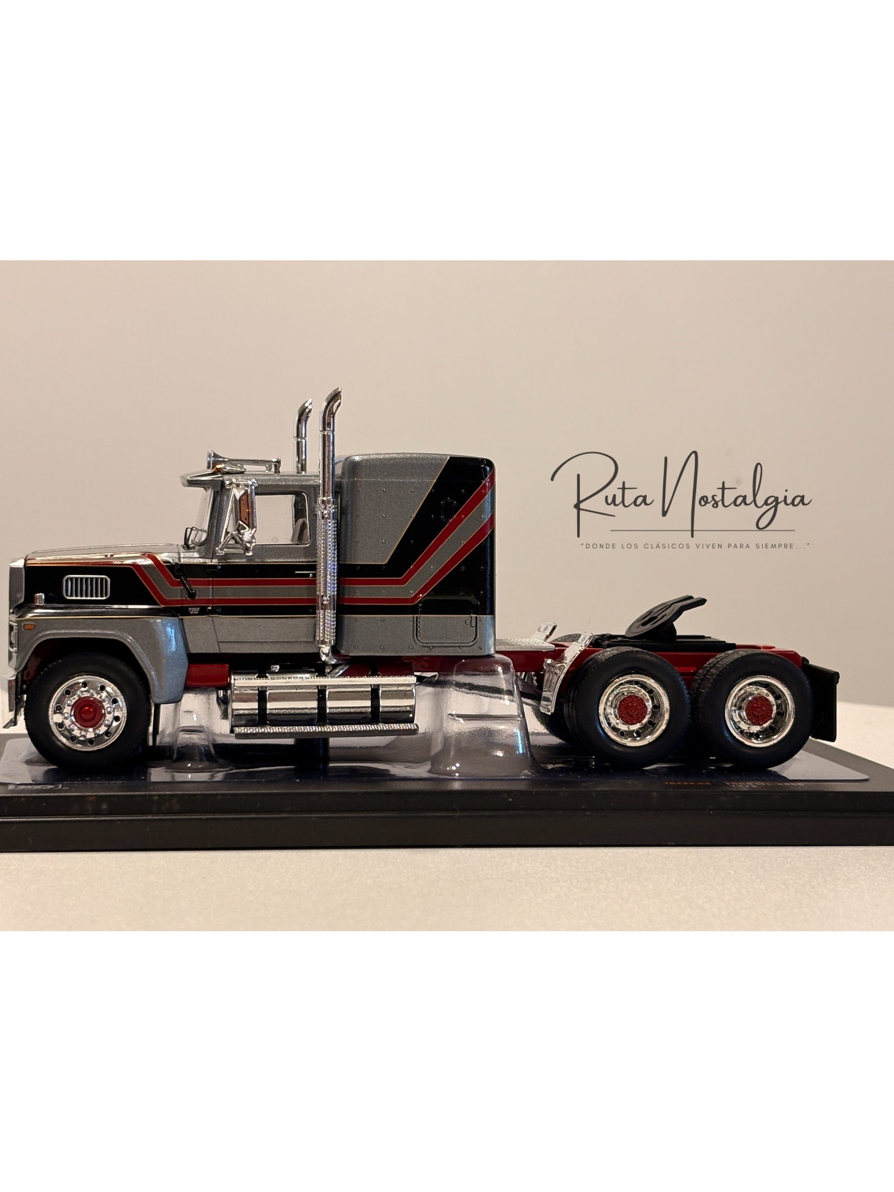 Camión Ford LTL-9000 – Ixo Models 1:43 – Clásico Americano en Chile 7