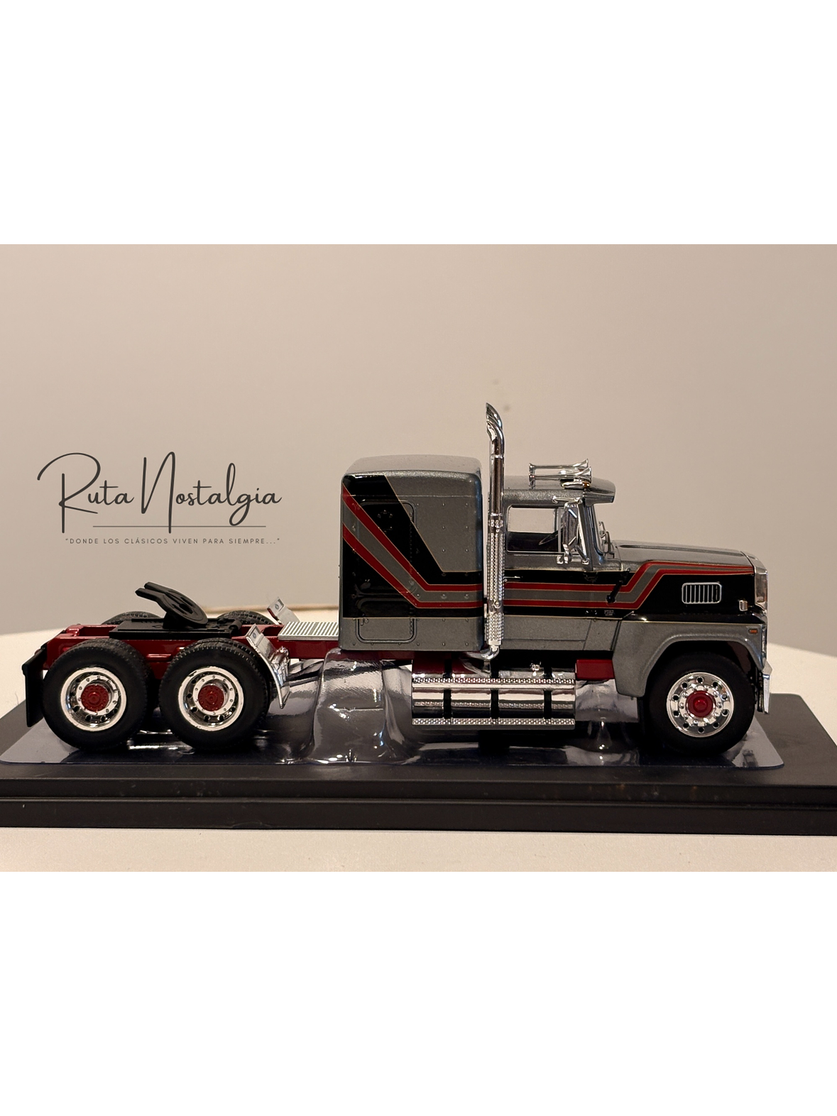 Camión Ford LTL-9000 – Ixo Models 1:43 – Clásico Americano en Chile 4