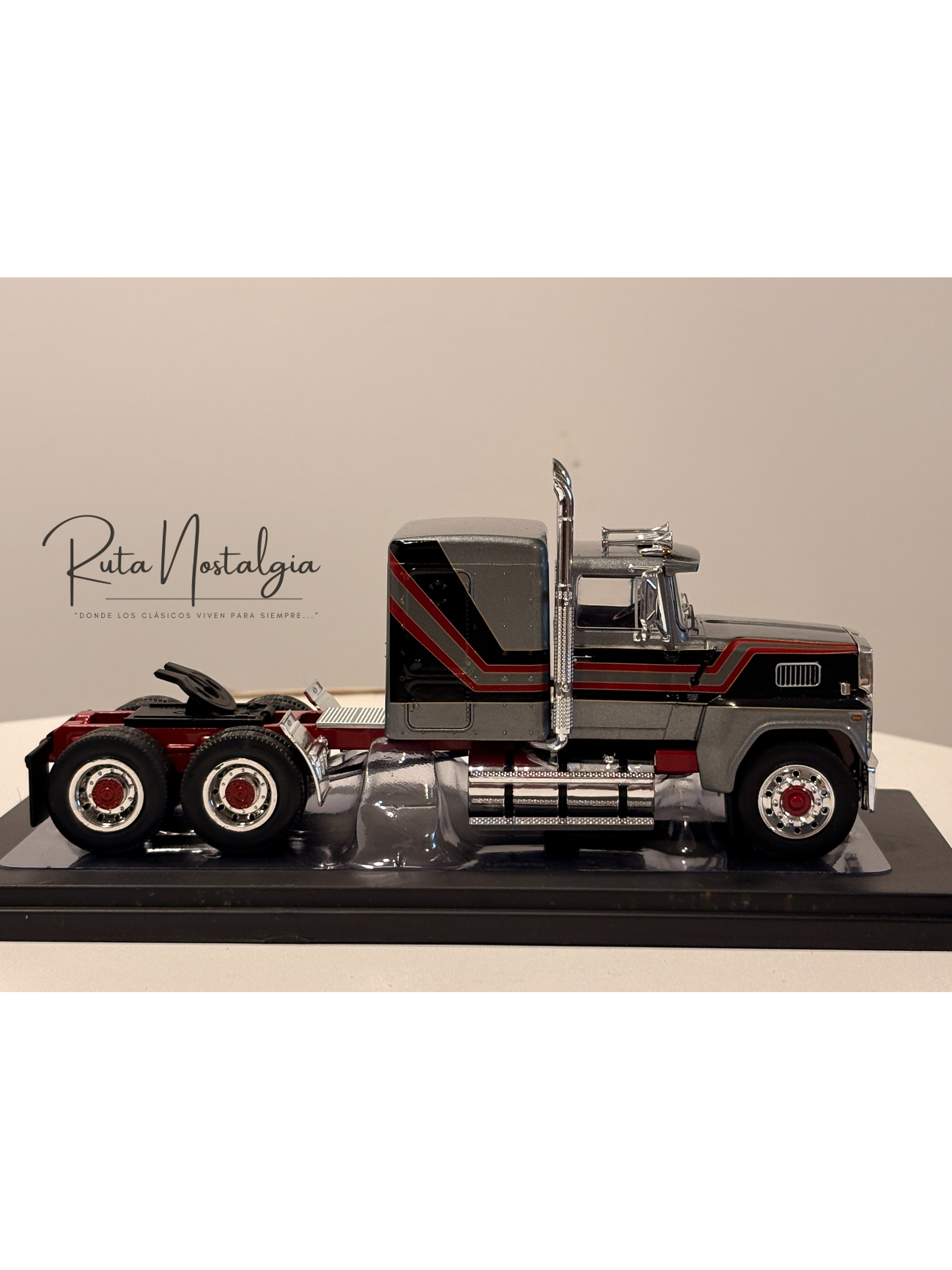 Camión Ford LTL-9000 – Ixo Models 1:43 – Clásico Americano en Chile 4