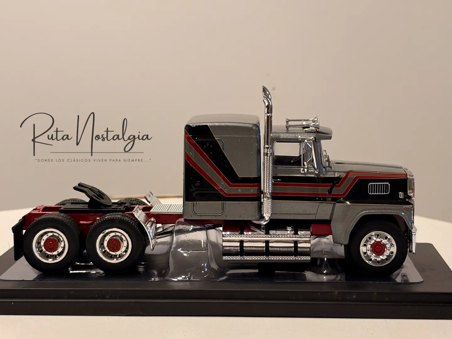 Camión Ford LTL-9000 | IXO 1:43 Coleccionable 4