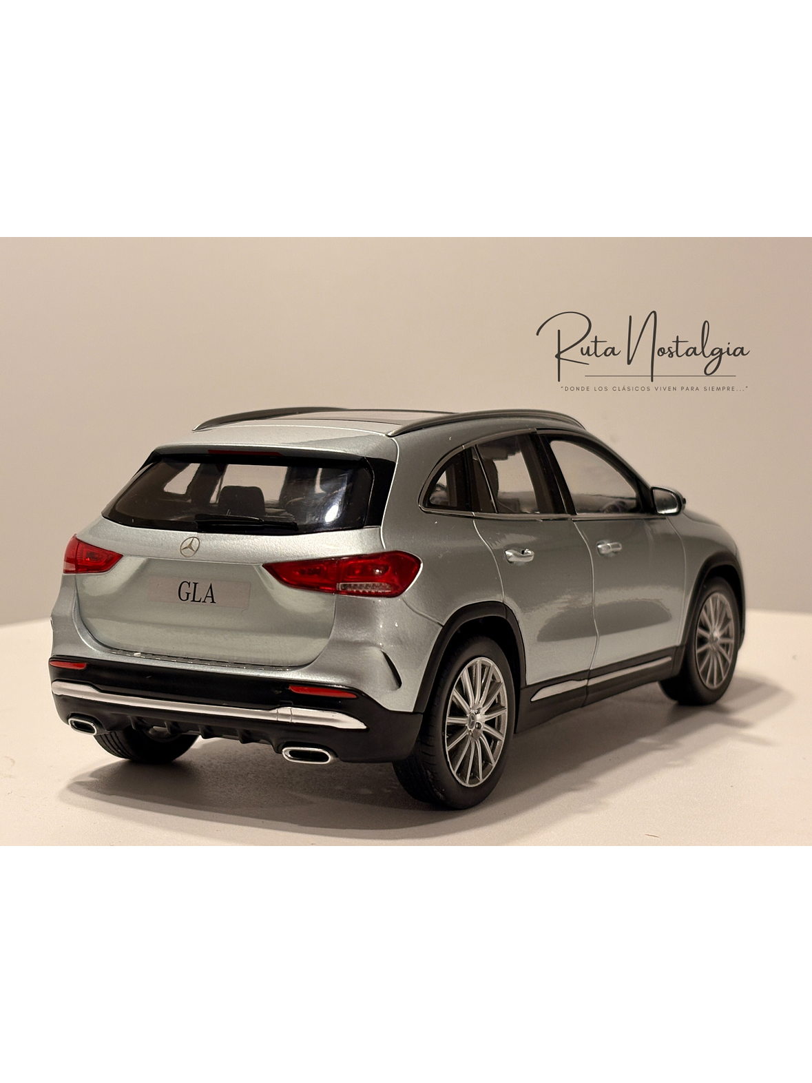 Mercedes-Benz Clase GLA H247 2020 Plata de Iridio 1:18 Z-Models | Modelo a Escala Coleccionable Premium en Chile 7