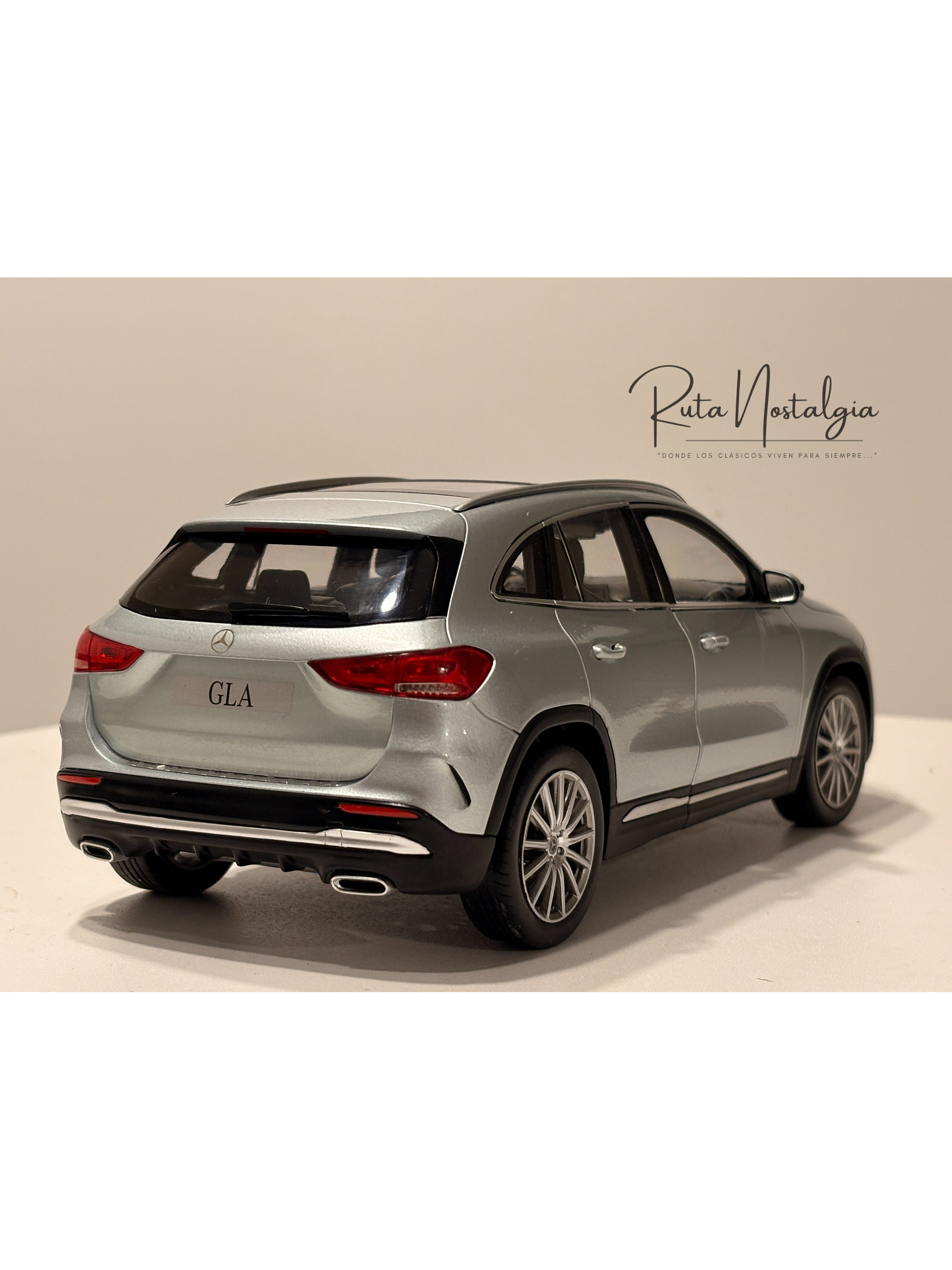 Mercedes-Benz Clase GLA H247 2020 Plata de Iridio 1:18 Z-Models | Modelo a Escala Coleccionable Premium en Chile 7