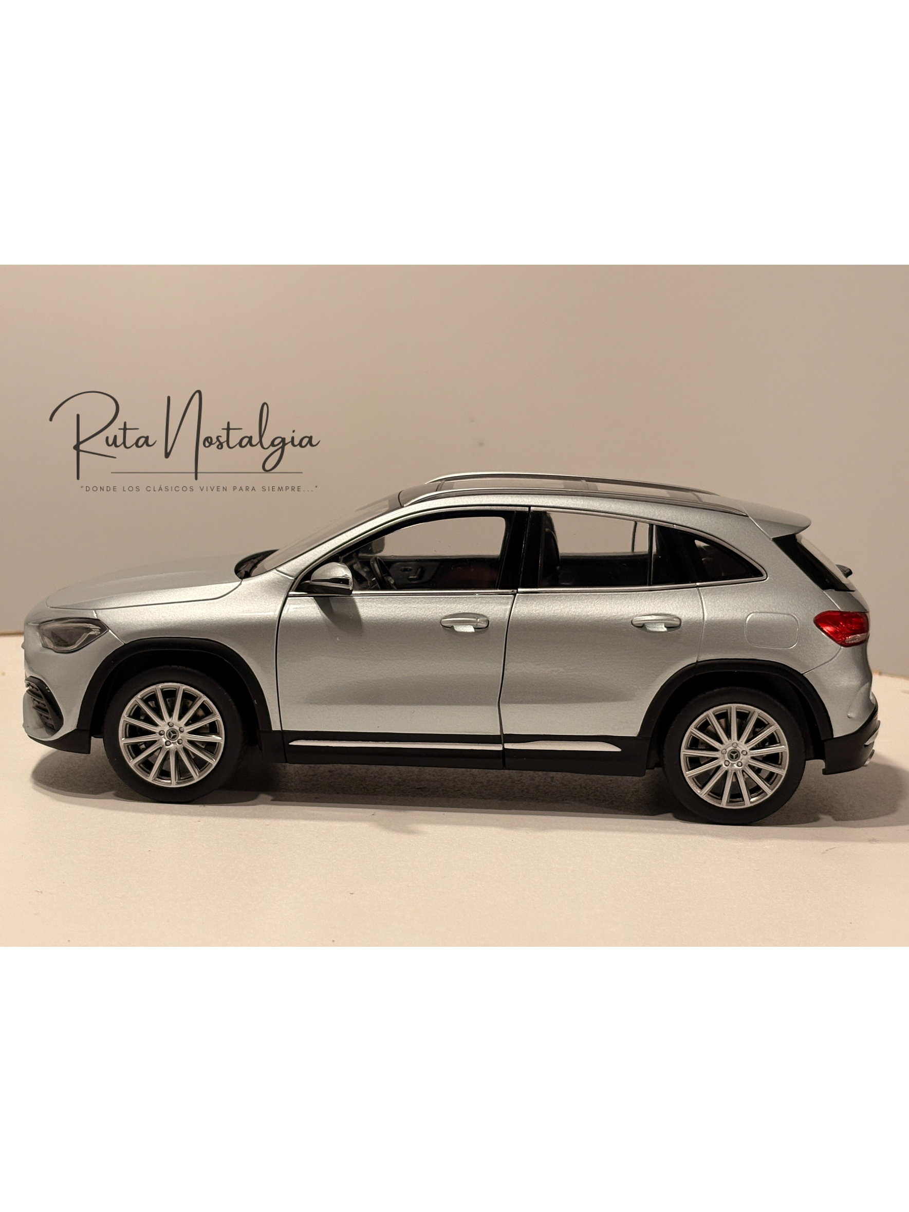 Mercedes-Benz Clase GLA H247 2020 Plata de Iridio 1:18 Z-Models | Modelo a Escala Coleccionable Premium en Chile 9