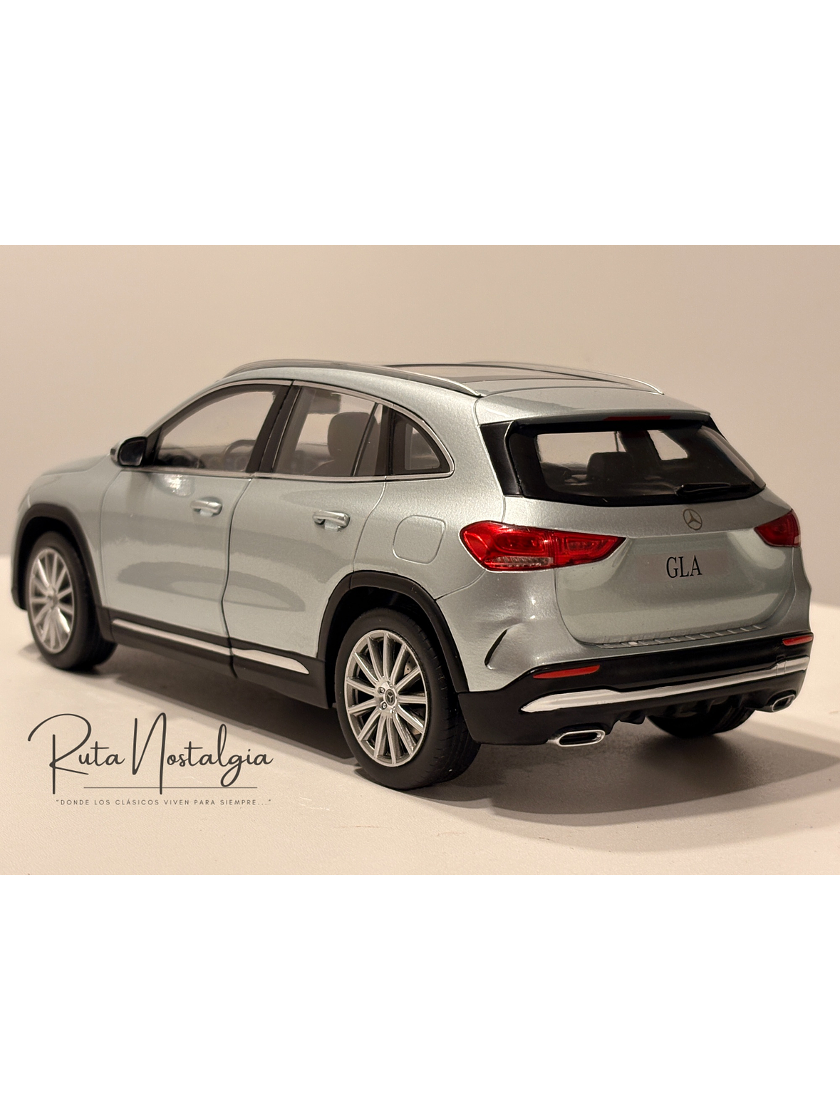 Mercedes-Benz Clase GLA H247 2020 Plata de Iridio 1:18 Z-Models | Modelo a Escala Coleccionable Premium en Chile 8