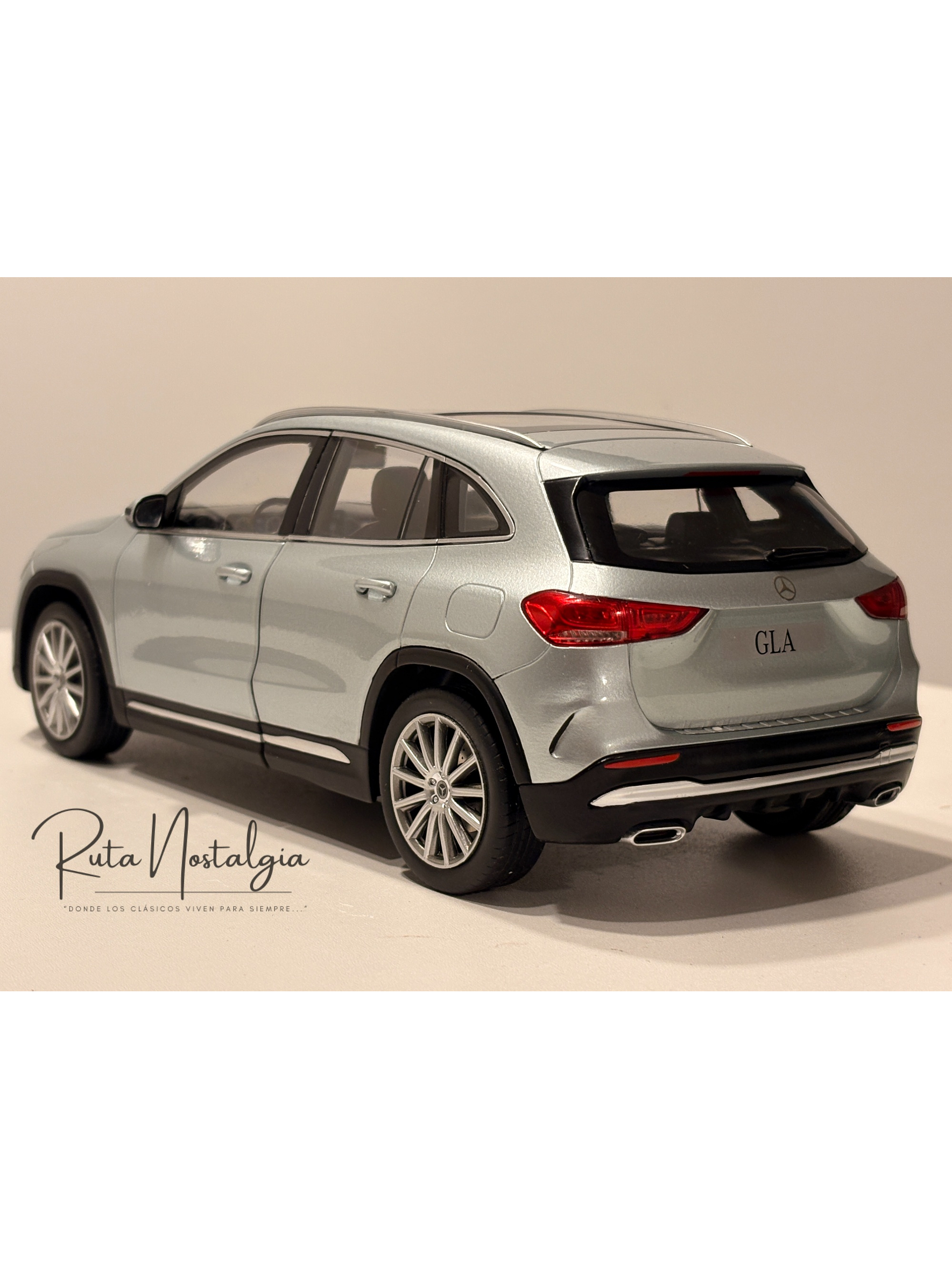 Mercedes-Benz Clase GLA H247 2020 Plata de Iridio 1:18 Z-Models | Modelo a Escala Coleccionable Premium en Chile 8