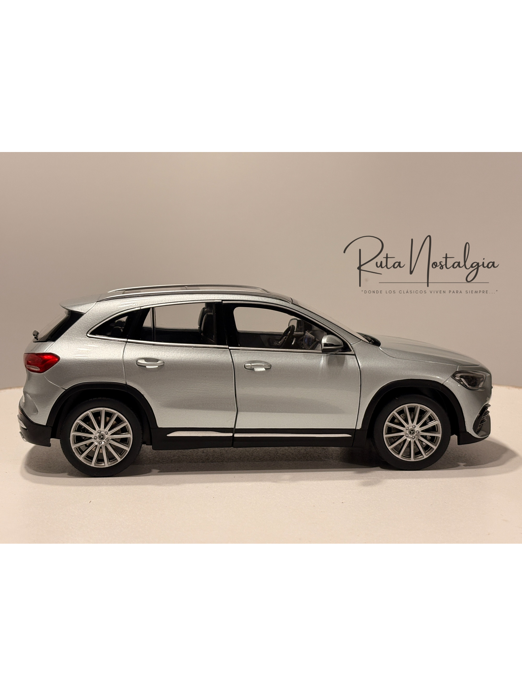 Mercedes-Benz Clase GLA H247 2020 Plata de Iridio 1:18 Z-Models | Modelo a Escala Coleccionable Premium en Chile 6