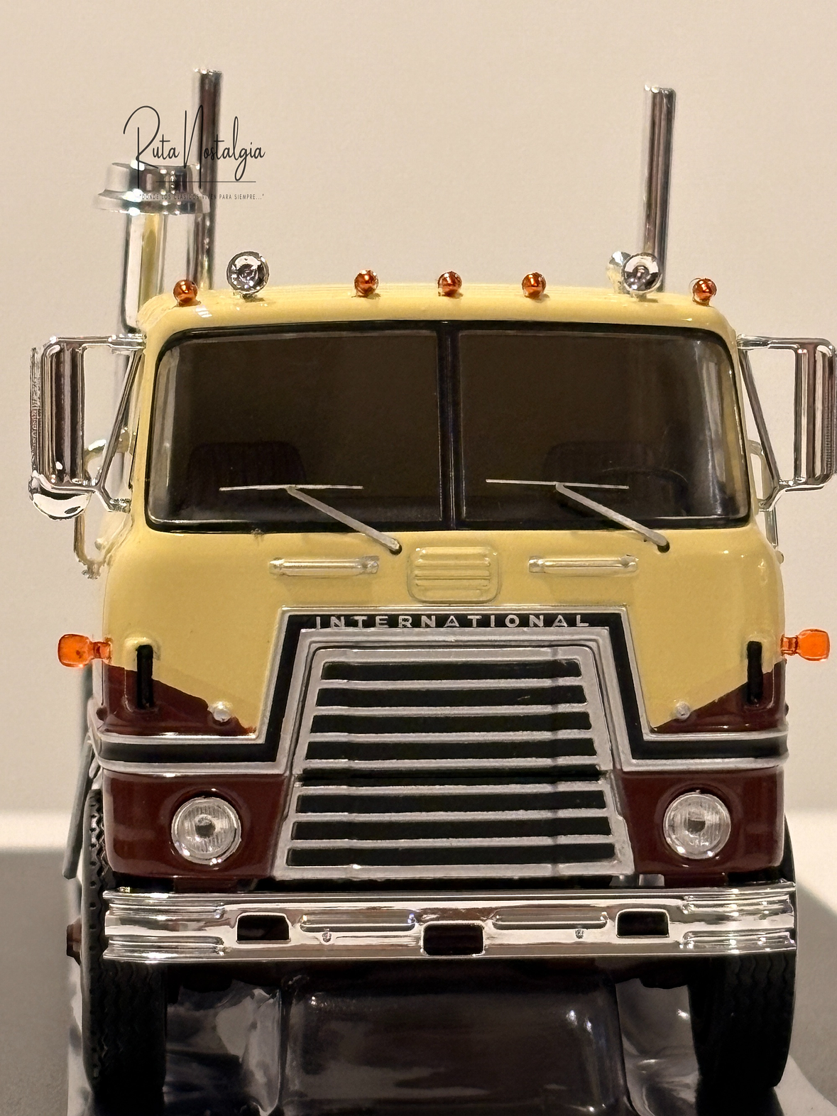 International Transtar COE (1976) 1:43 IXO Models TR219.22 – Camión clásico americano de cabina adelantada 2