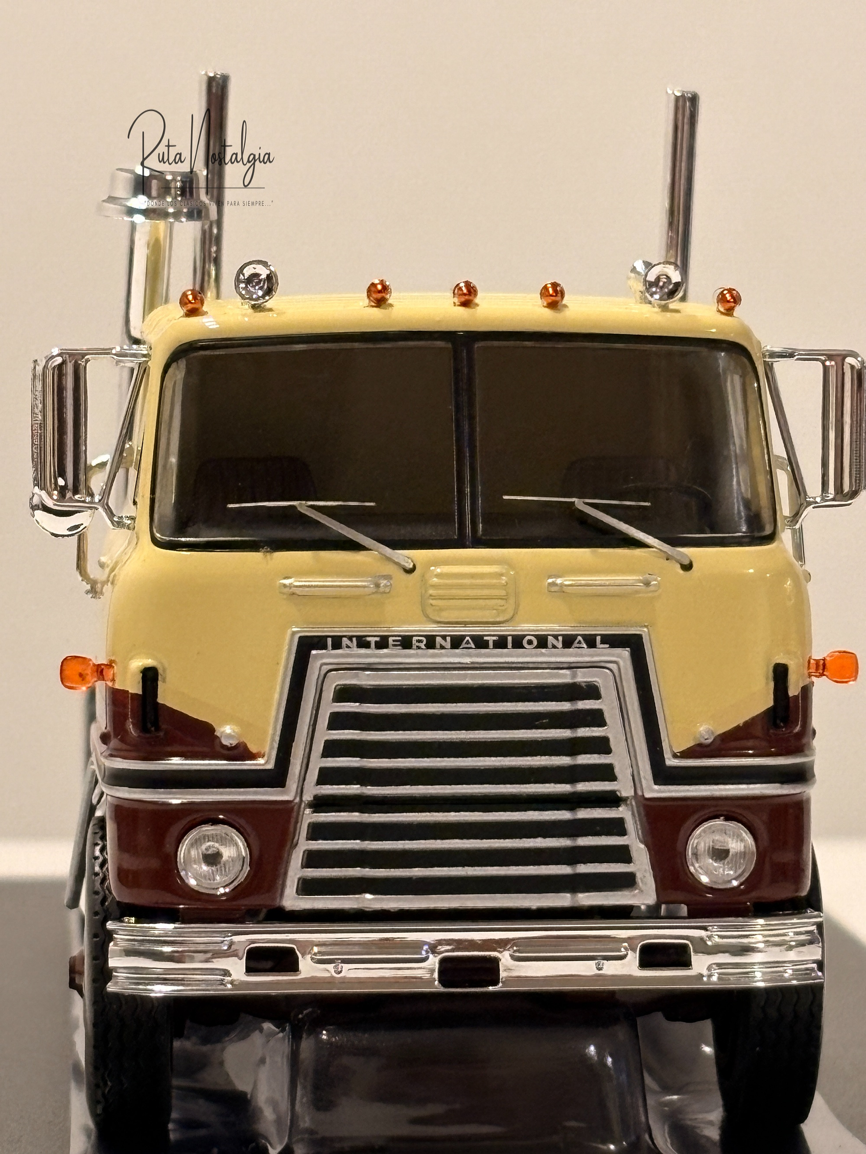 International Transtar COE (1976) 1:43 IXO Models TR219.22 – Camión clásico americano de cabina adelantada 2