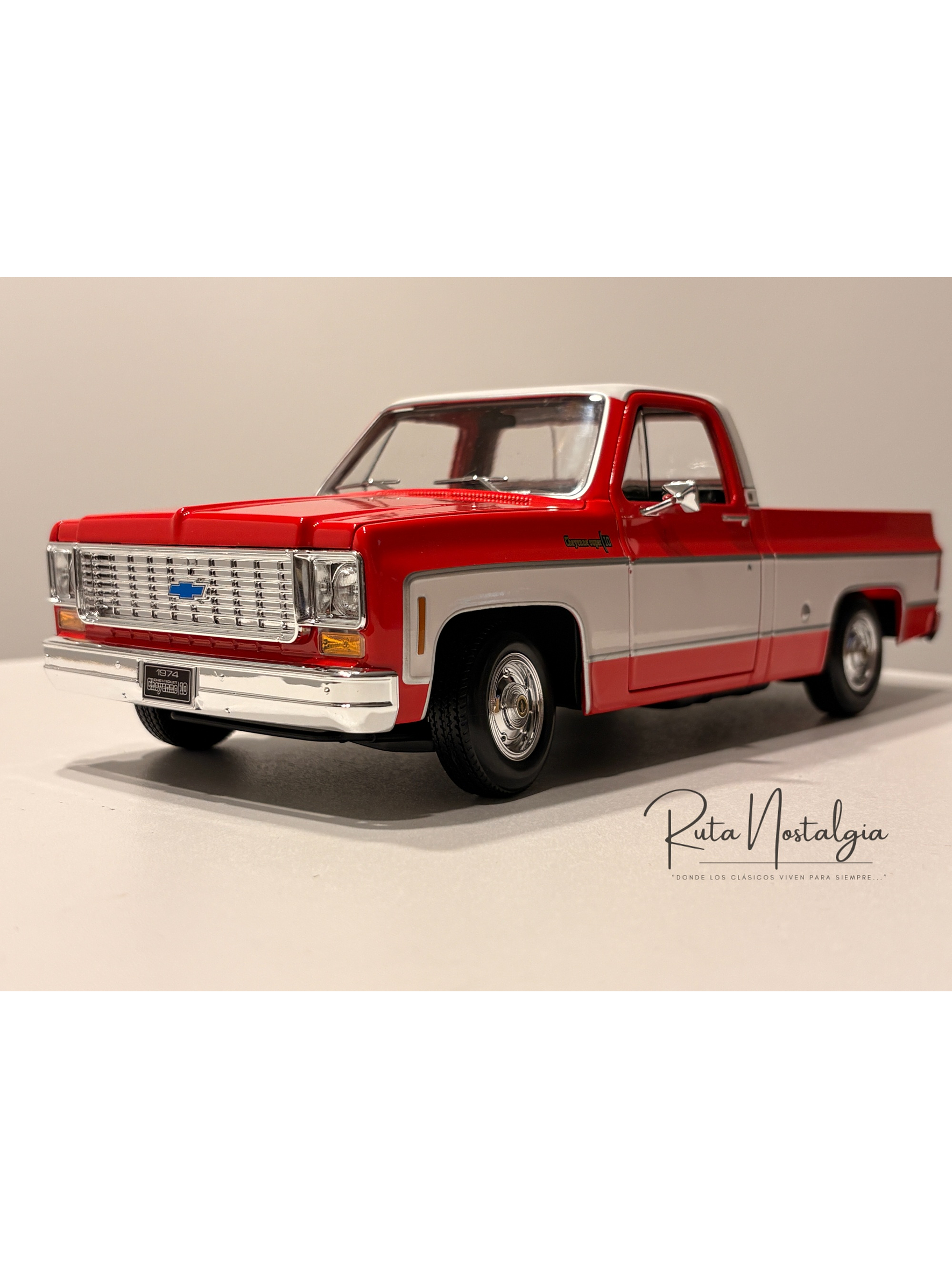 Chevrolet C10 Cheyenne Super 1974 azul/blanco – Maisto 1:18 Special Edition pick up clásica americana 1