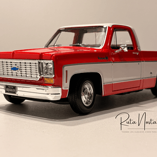 Chevrolet C10 Cheyenne Super 1974 azul/blanco – Maisto 1:18 Special Edition pick up clásica americana