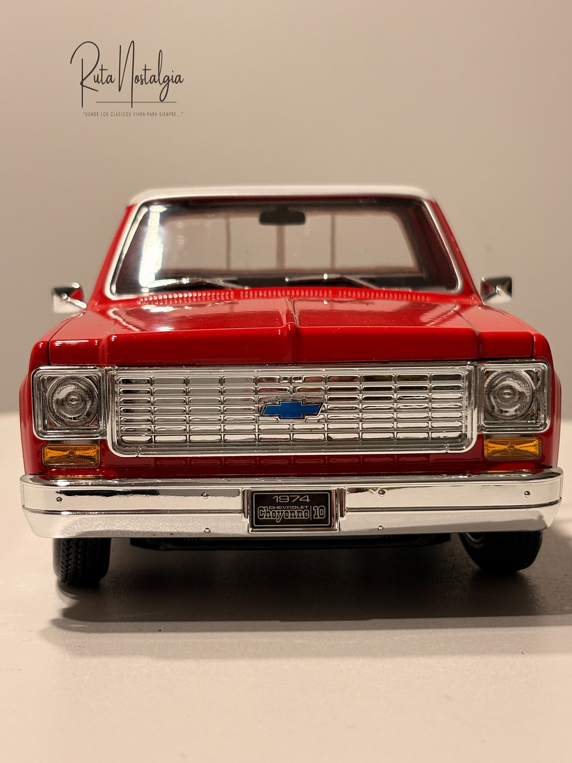 Chevrolet C10 Cheyenne Super 1974 azul/blanco – Maisto 1:18 Special Edition pick up clásica americana 2