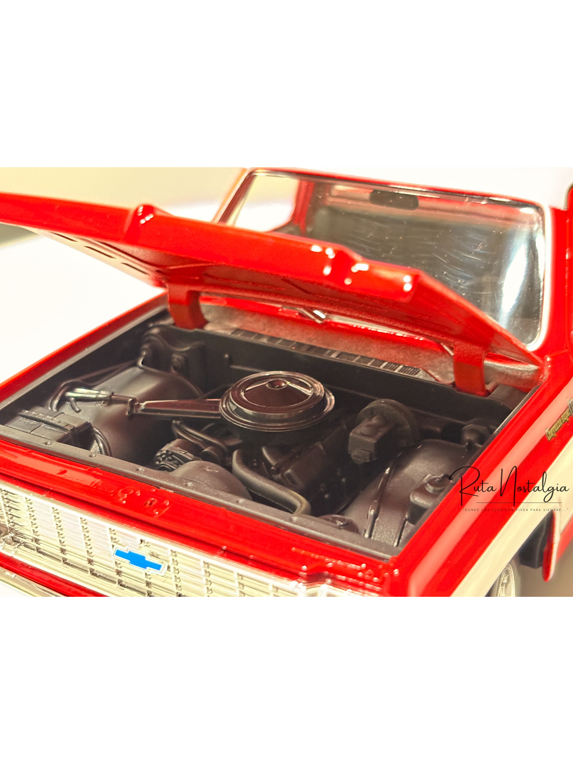 Chevrolet C10 Cheyenne Super 1974 azul/blanco – Maisto 1:18 Special Edition pick up clásica americana 3