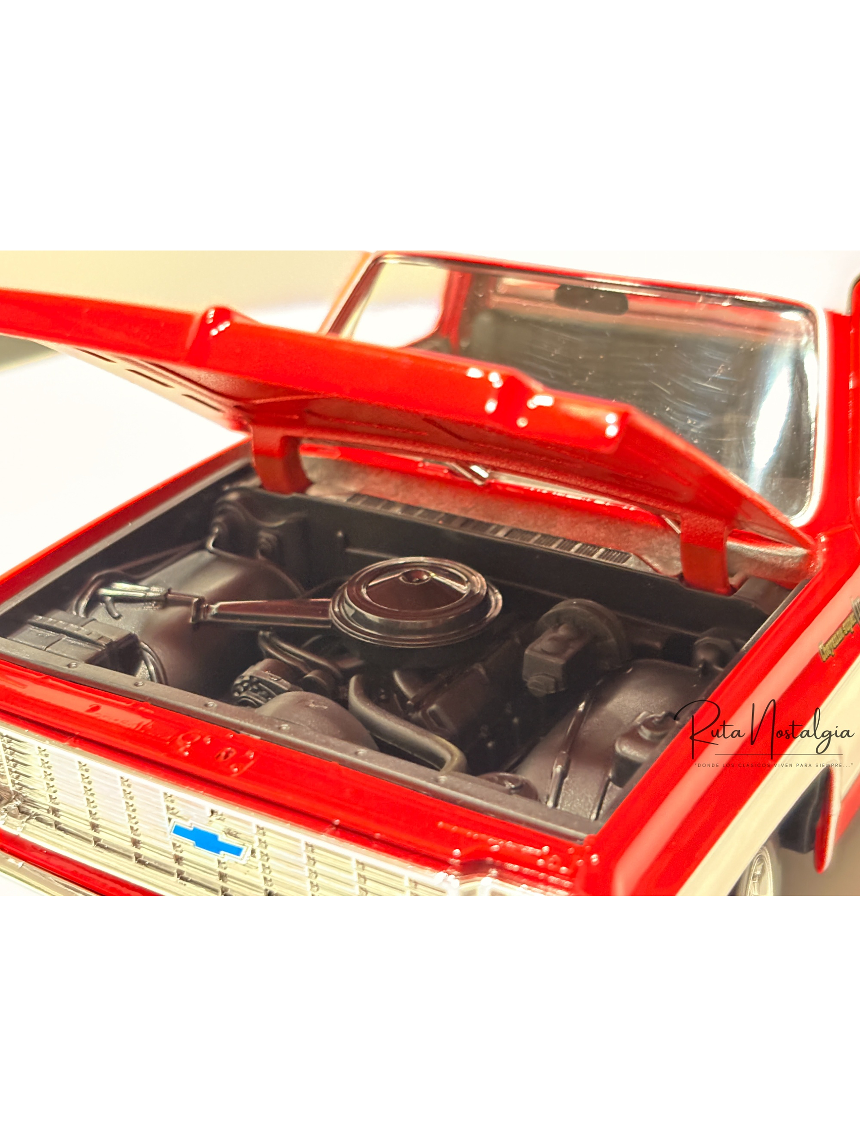 Chevrolet C10 Cheyenne Super 1974 azul/blanco – Maisto 1:18 Special Edition pick up clásica americana 3