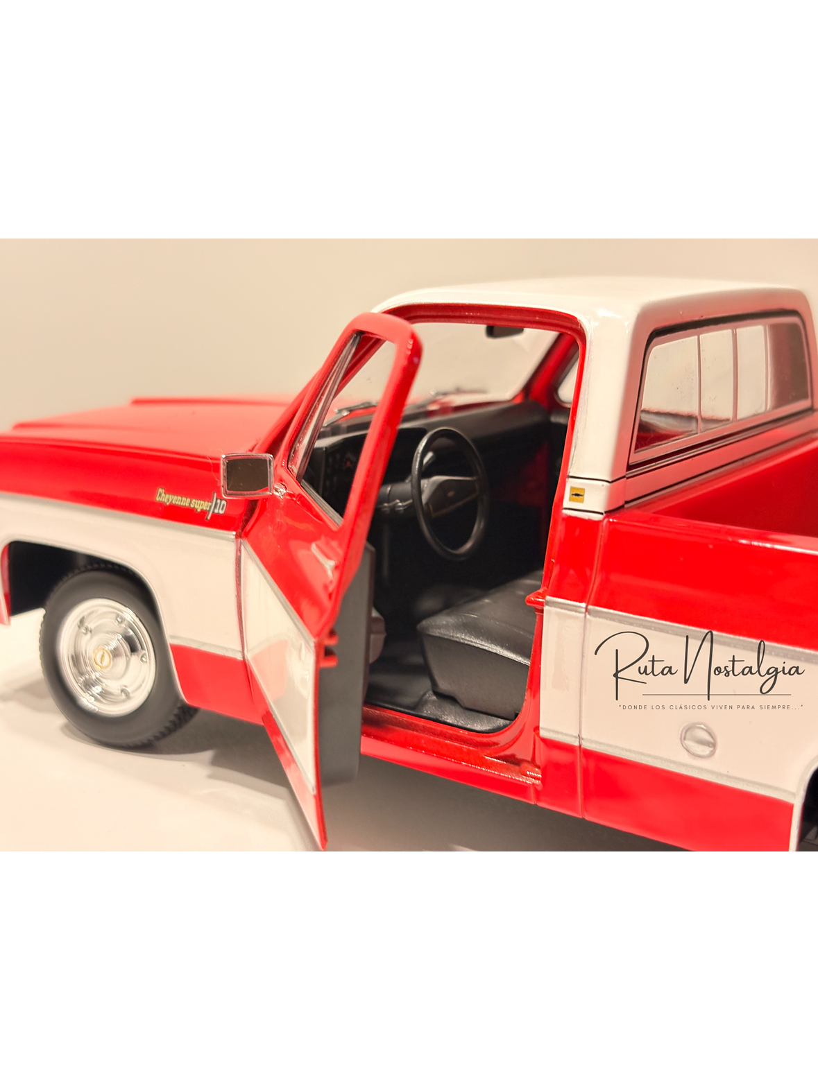 Chevrolet C10 Cheyenne Super 1974 azul/blanco – Maisto 1:18 Special Edition pick up clásica americana 4