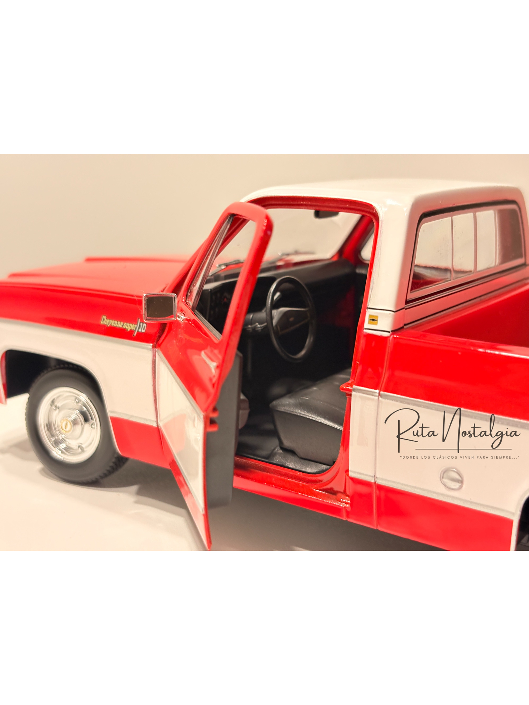 Chevrolet C10 Cheyenne Super 1974 azul/blanco – Maisto 1:18 Special Edition pick up clásica americana 4