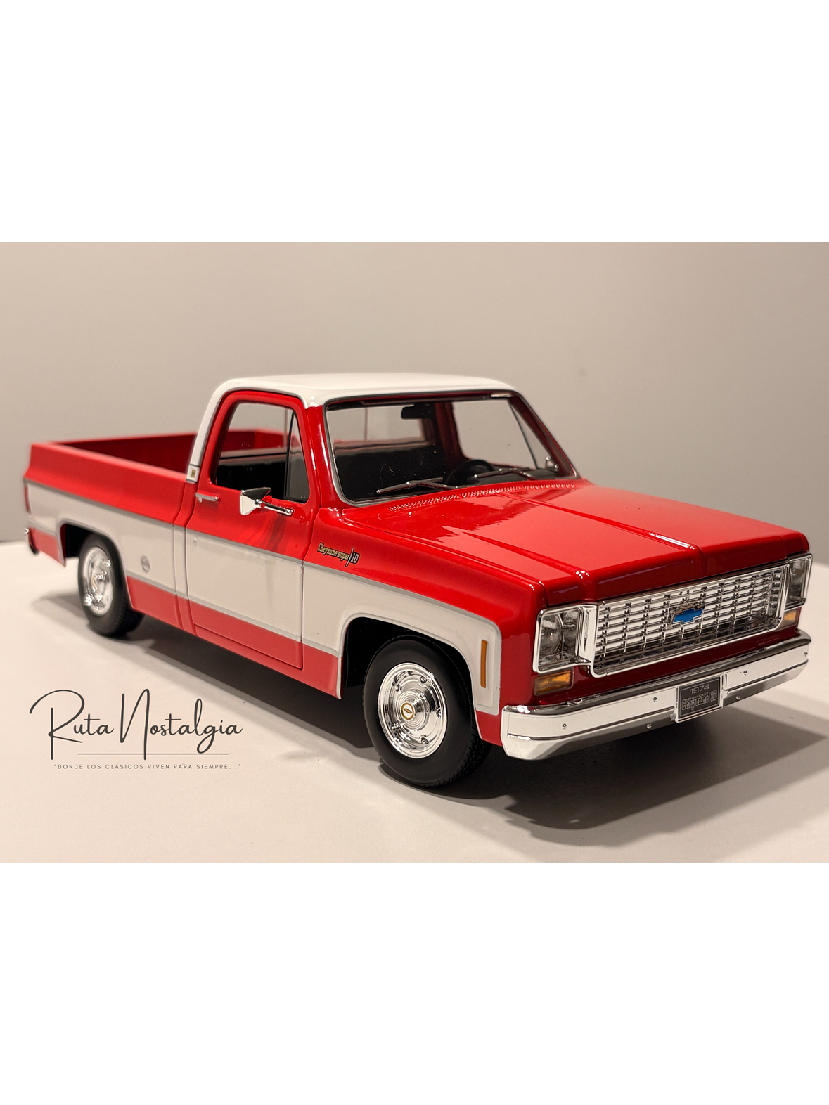 Chevrolet C10 Cheyenne Super 1974 azul/blanco – Maisto 1:18 Special Edition pick up clásica americana 5
