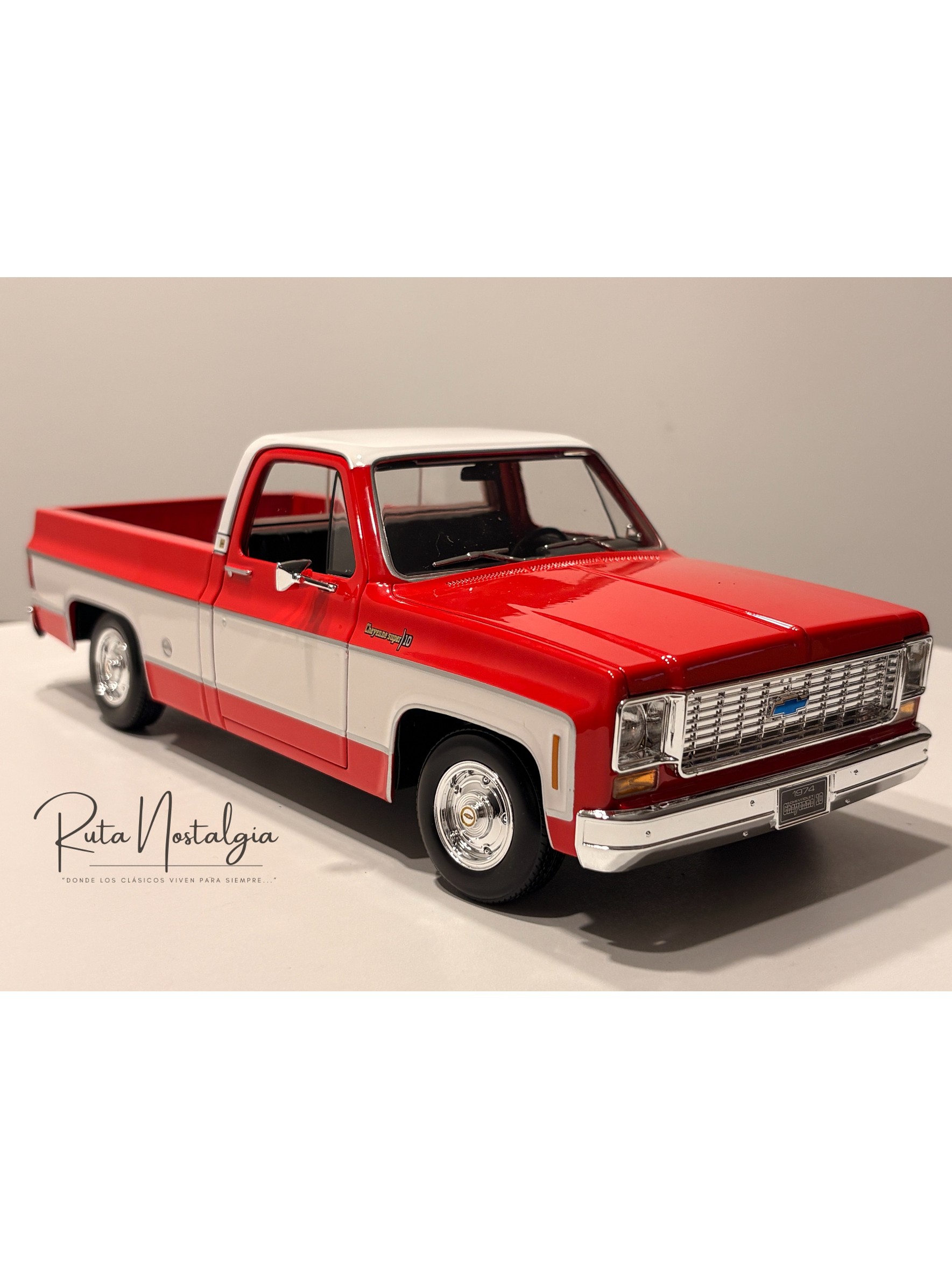 Chevrolet C10 Cheyenne Super 1974 azul/blanco – Maisto 1:18 Special Edition pick up clásica americana 5