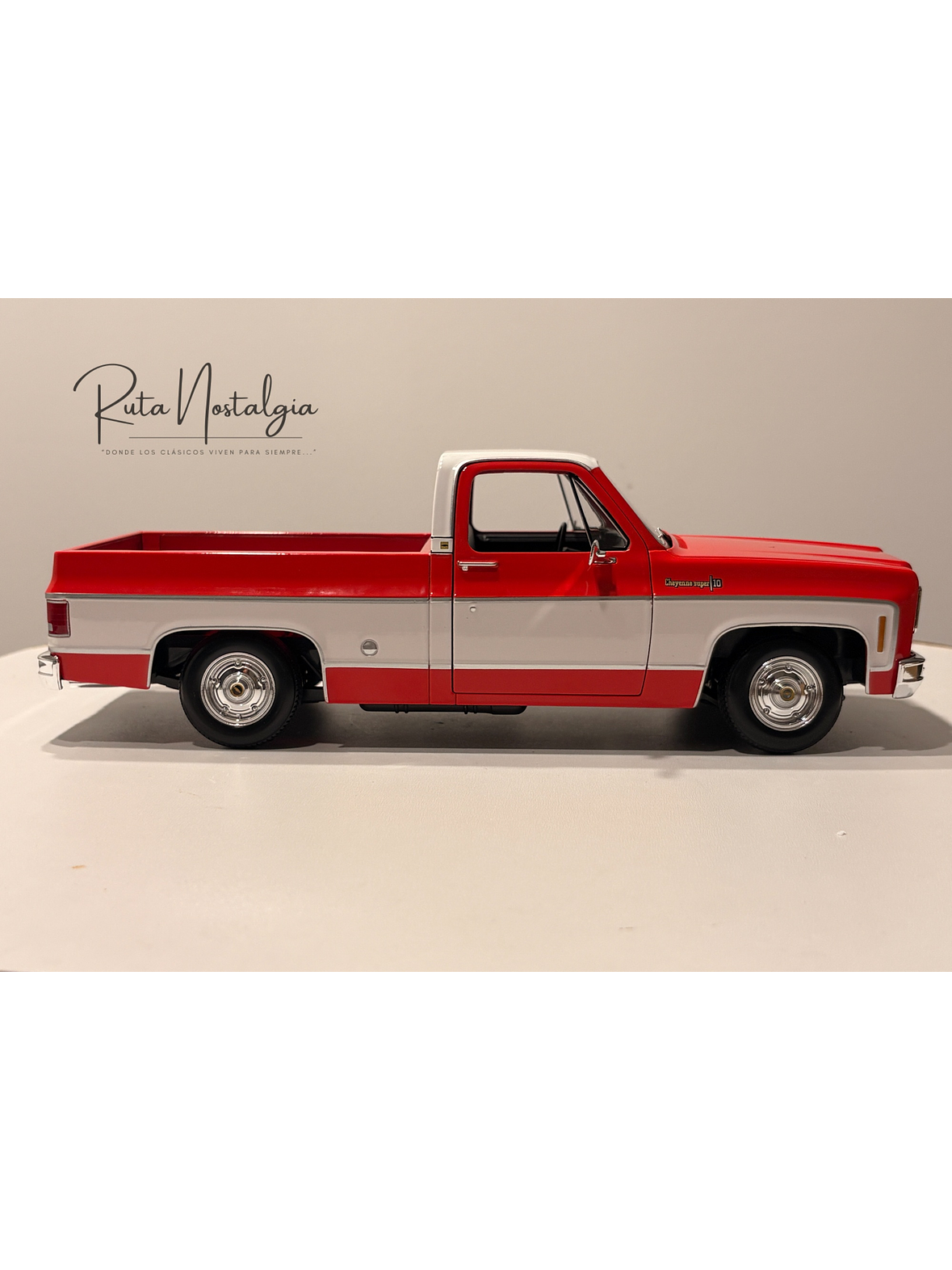 Chevrolet C10 Cheyenne Super 1974 azul/blanco – Maisto 1:18 Special Edition pick up clásica americana 6