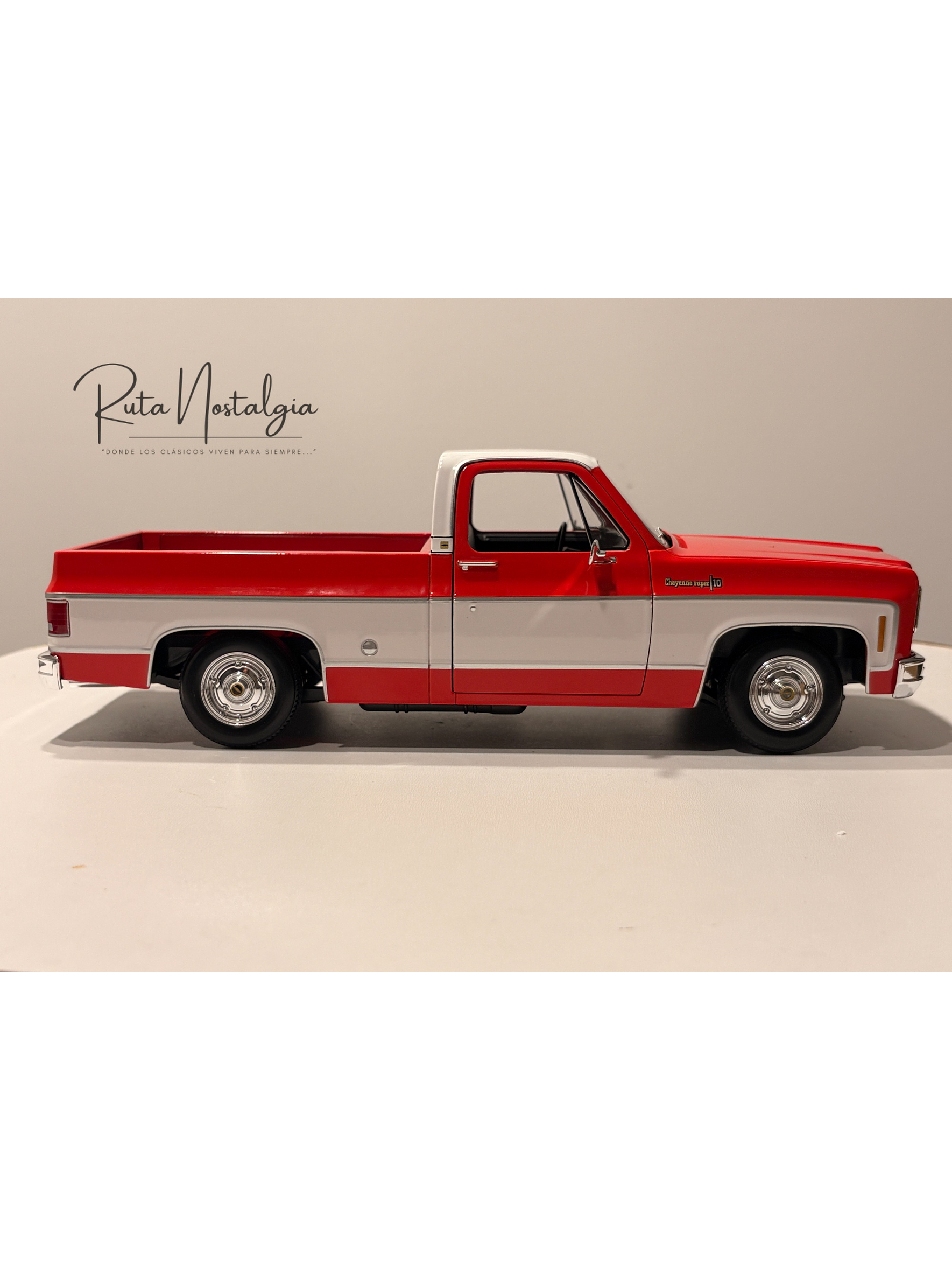 Chevrolet C10 Cheyenne Super 1974 azul/blanco – Maisto 1:18 Special Edition pick up clásica americana 6