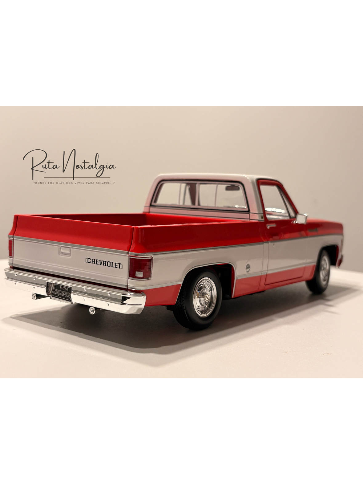 Chevrolet C10 Cheyenne Super 1974 azul/blanco – Maisto 1:18 Special Edition pick up clásica americana 7