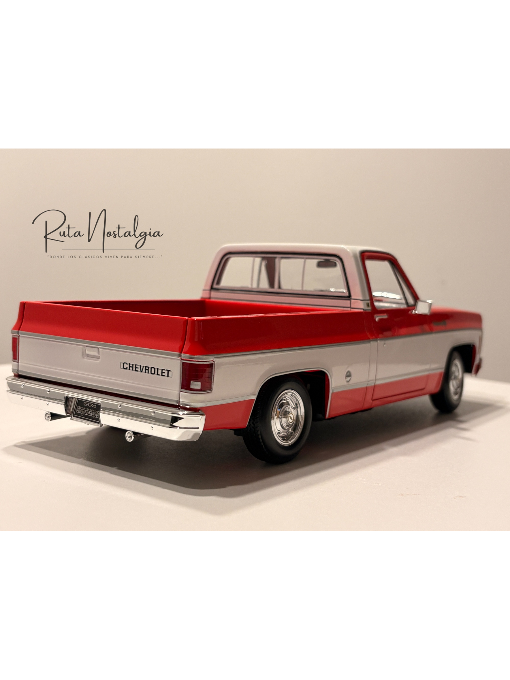 Chevrolet C10 Cheyenne Super 1974 azul/blanco – Maisto 1:18 Special Edition pick up clásica americana 7