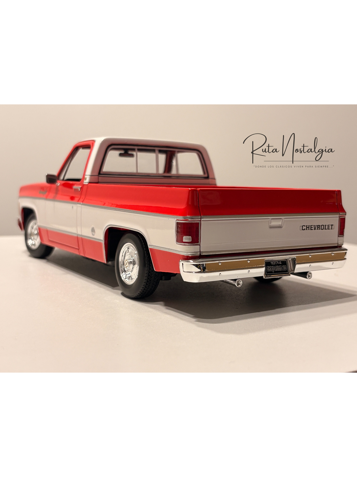 Chevrolet C10 Cheyenne Super 1974 azul/blanco – Maisto 1:18 Special Edition pick up clásica americana 8