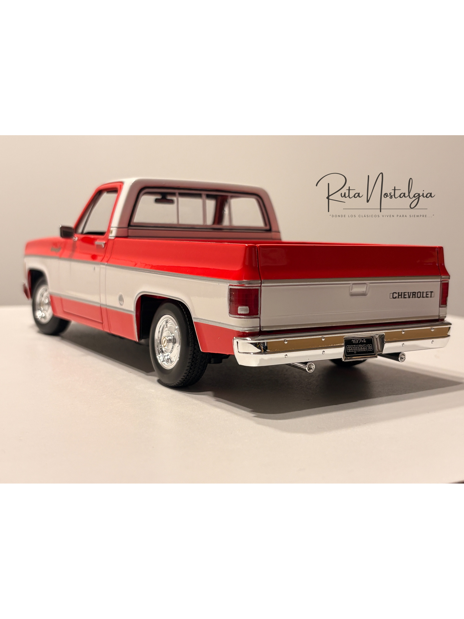 Chevrolet C10 Cheyenne Super 1974 azul/blanco – Maisto 1:18 Special Edition pick up clásica americana 8