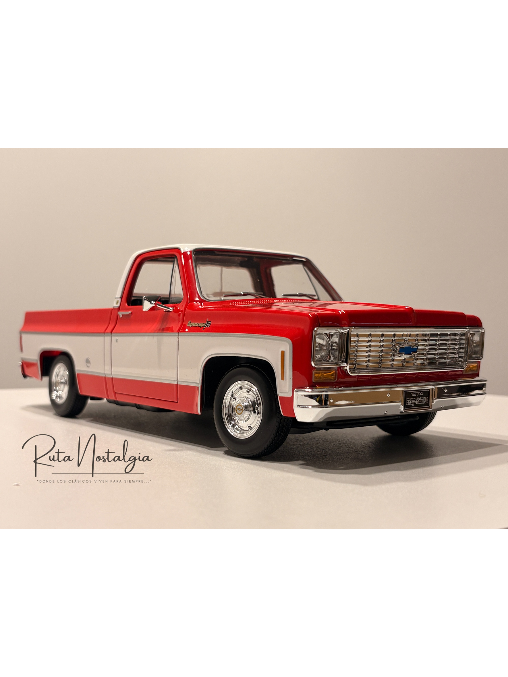 Chevrolet C10 Cheyenne Super 1974 azul/blanco – Maisto 1:18 Special Edition pick up clásica americana 10