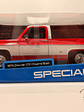 Chevrolet C10 Cheyenne Super 1974 azul/blanco – Maisto 1:18 Special Edition pick up clásica americana - Miniatura 11