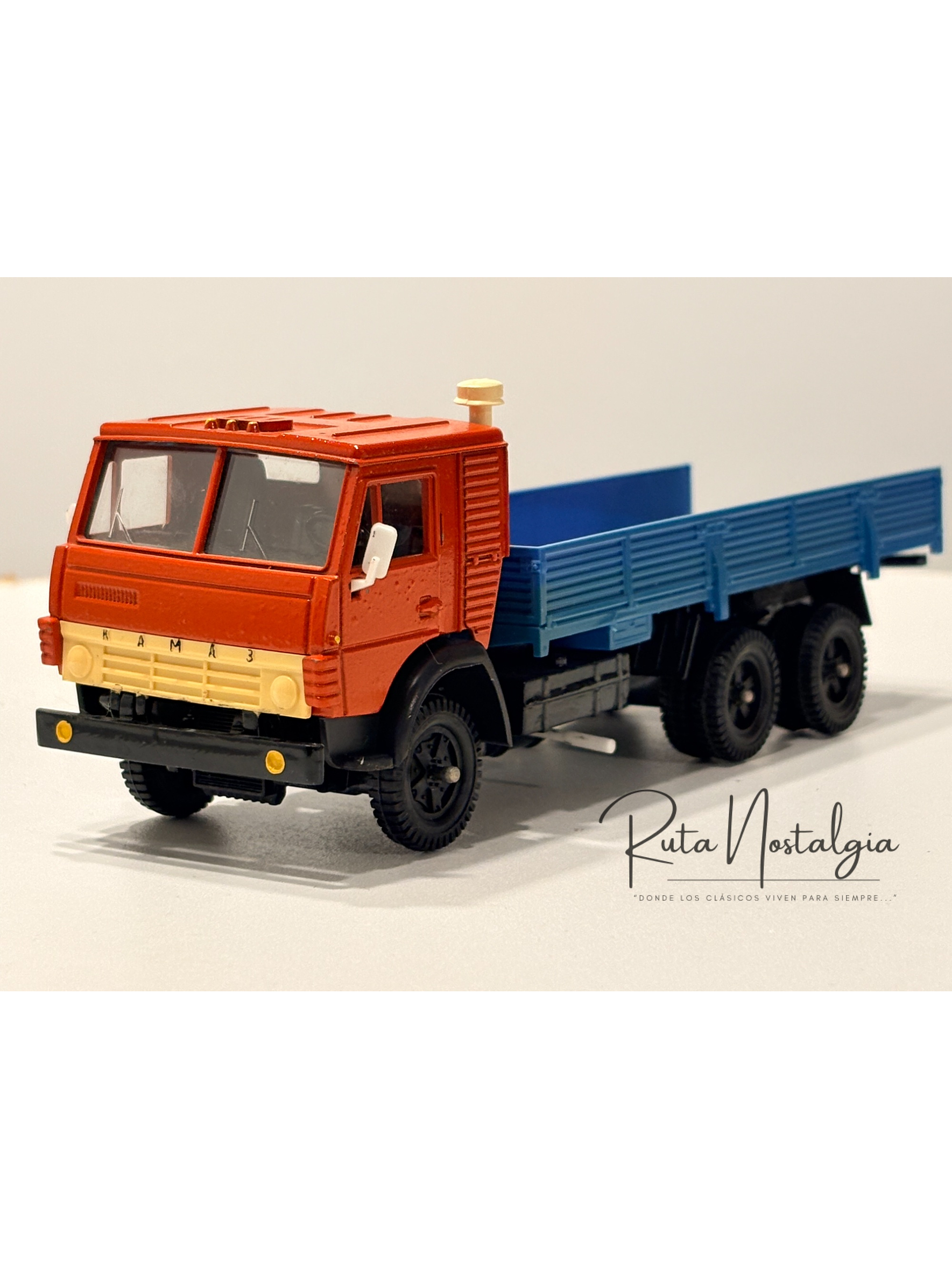KAMAZ-53212 Rojo/Azul 1:43 Elecon AREK Made in USSR | Camión soviético vintage sin caja para colección en Chile 1
