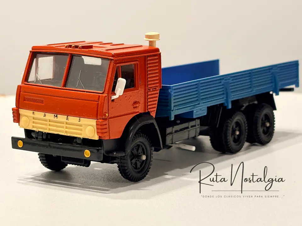 KAMAZ-53212 Rojo/Azul 1:43 Elecon AREK Made in USSR | Camión soviético vintage sin caja para colección en Chile 1