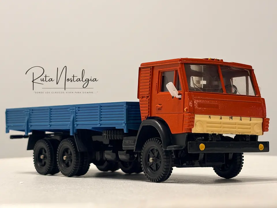 KAMAZ-53212 Rojo/Azul 1:43 Elecon AREK Made in USSR | Camión soviético vintage sin caja para colección en Chile 3
