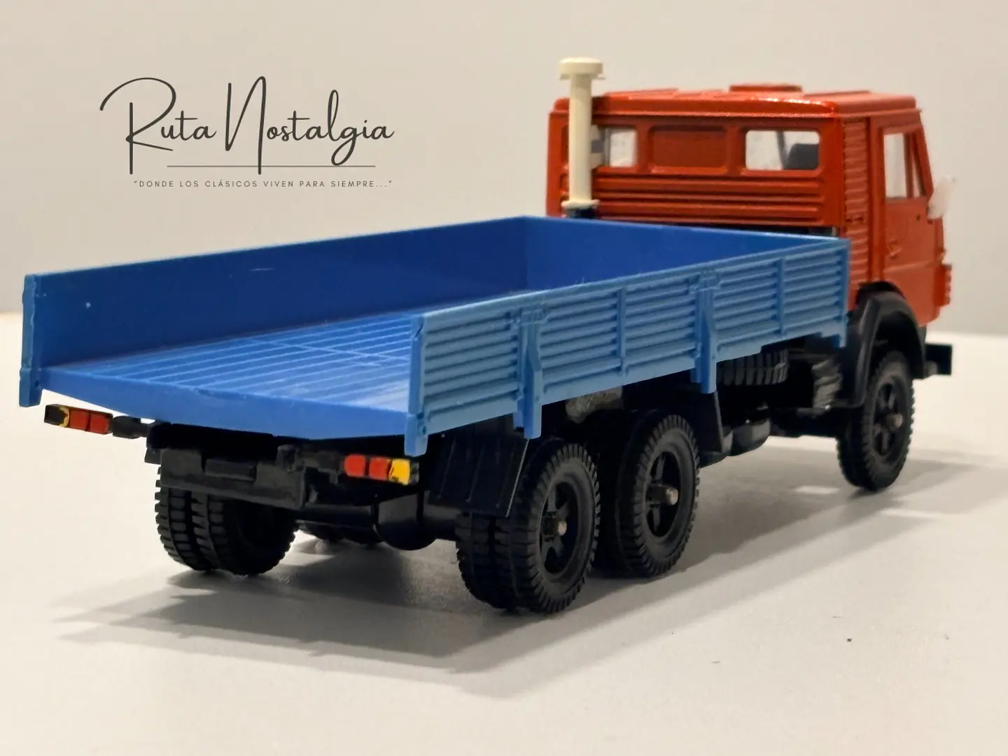KAMAZ-53212 Rojo/Azul 1:43 Elecon AREK Made in USSR | Camión soviético vintage sin caja para colección en Chile 4