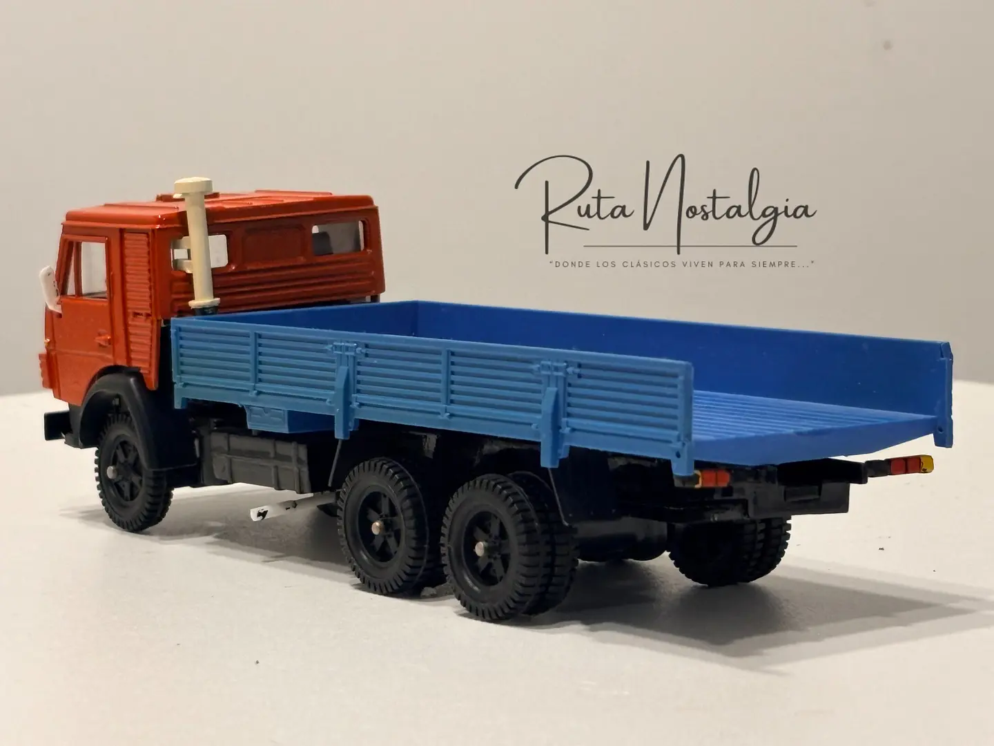 KAMAZ-53212 Rojo/Azul 1:43 Elecon AREK Made in USSR | Camión soviético vintage sin caja para colección en Chile 5