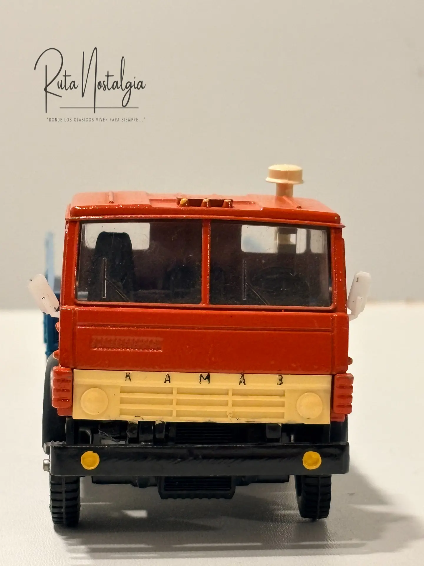 KAMAZ-53212 Rojo/Azul 1:43 Elecon AREK Made in USSR | Camión soviético vintage sin caja para colección en Chile 7