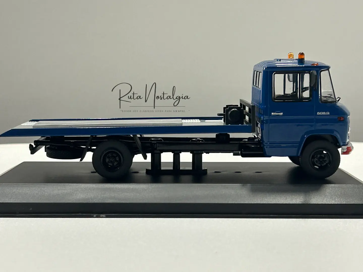 Camión Mercedes-Benz L608D 1980 | IXO Escala 1:43 4