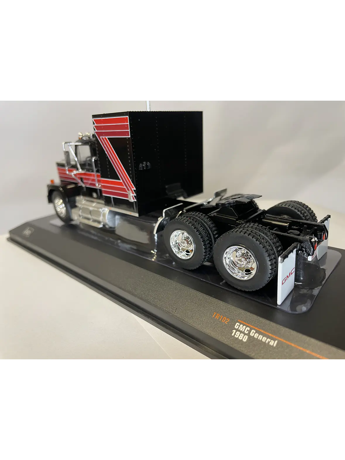 GMC General 1980 – Ixo Models 1:43 – Ícono Americano de Potencia 17