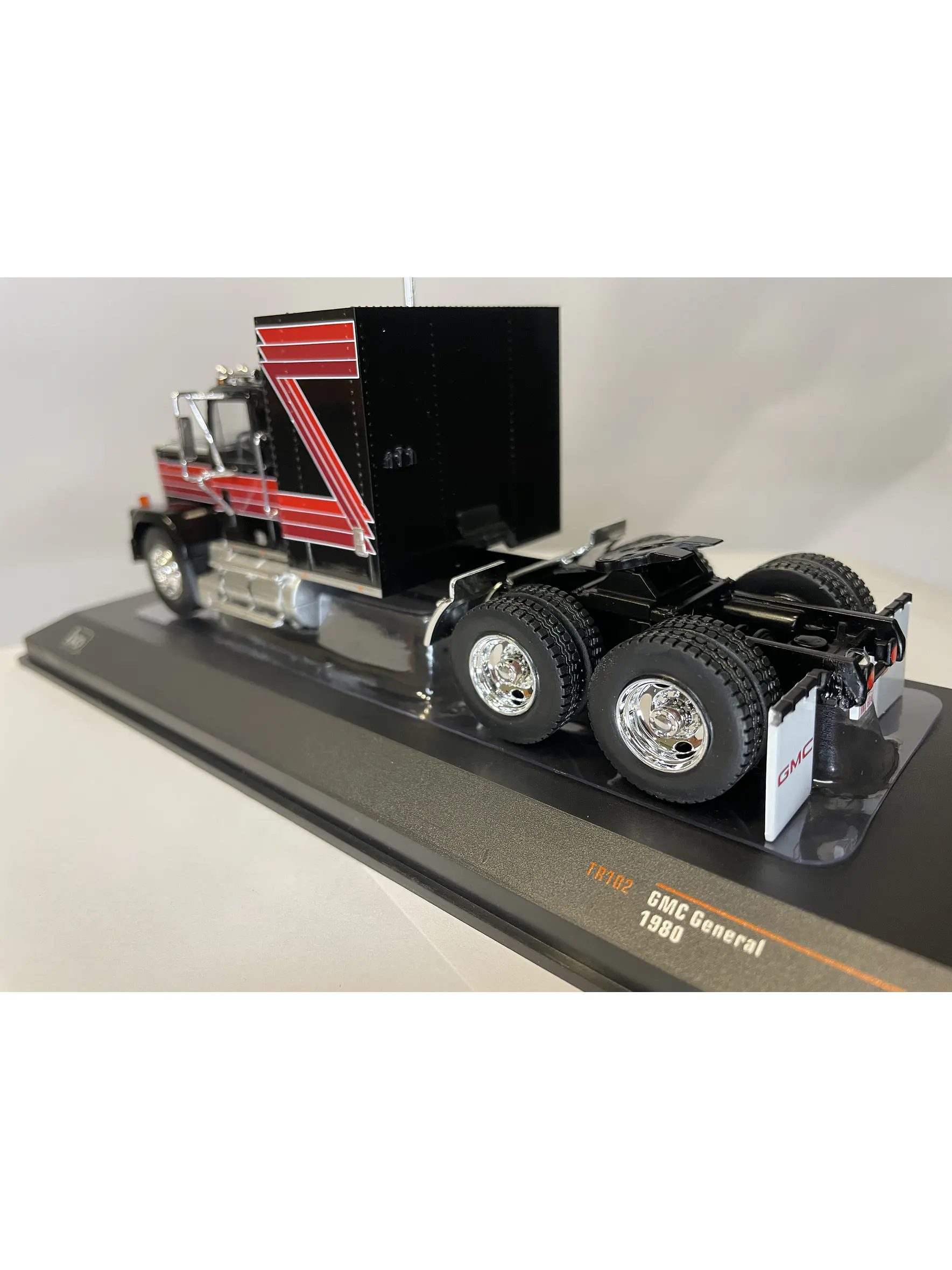 GMC General 1980 – Ixo Models 1:43 – Ícono Americano de Potencia 17