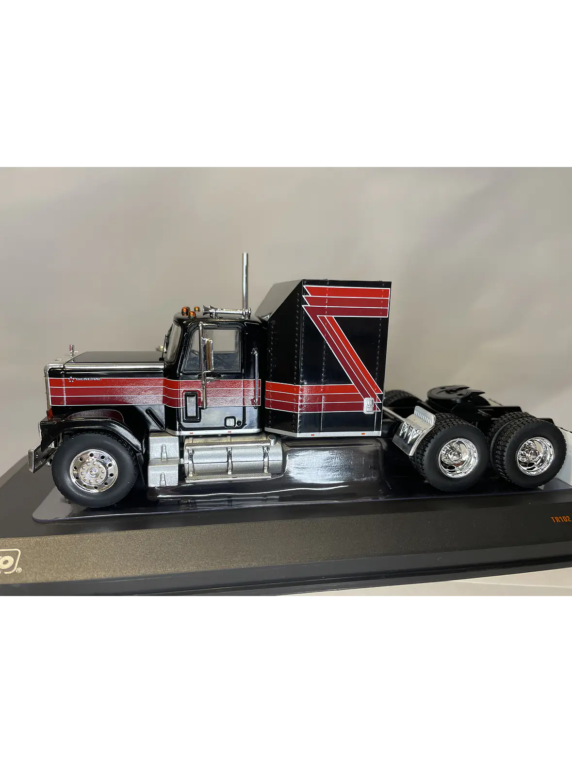 GMC General 1980 – Ixo Models 1:43 – Ícono Americano de Potencia 18