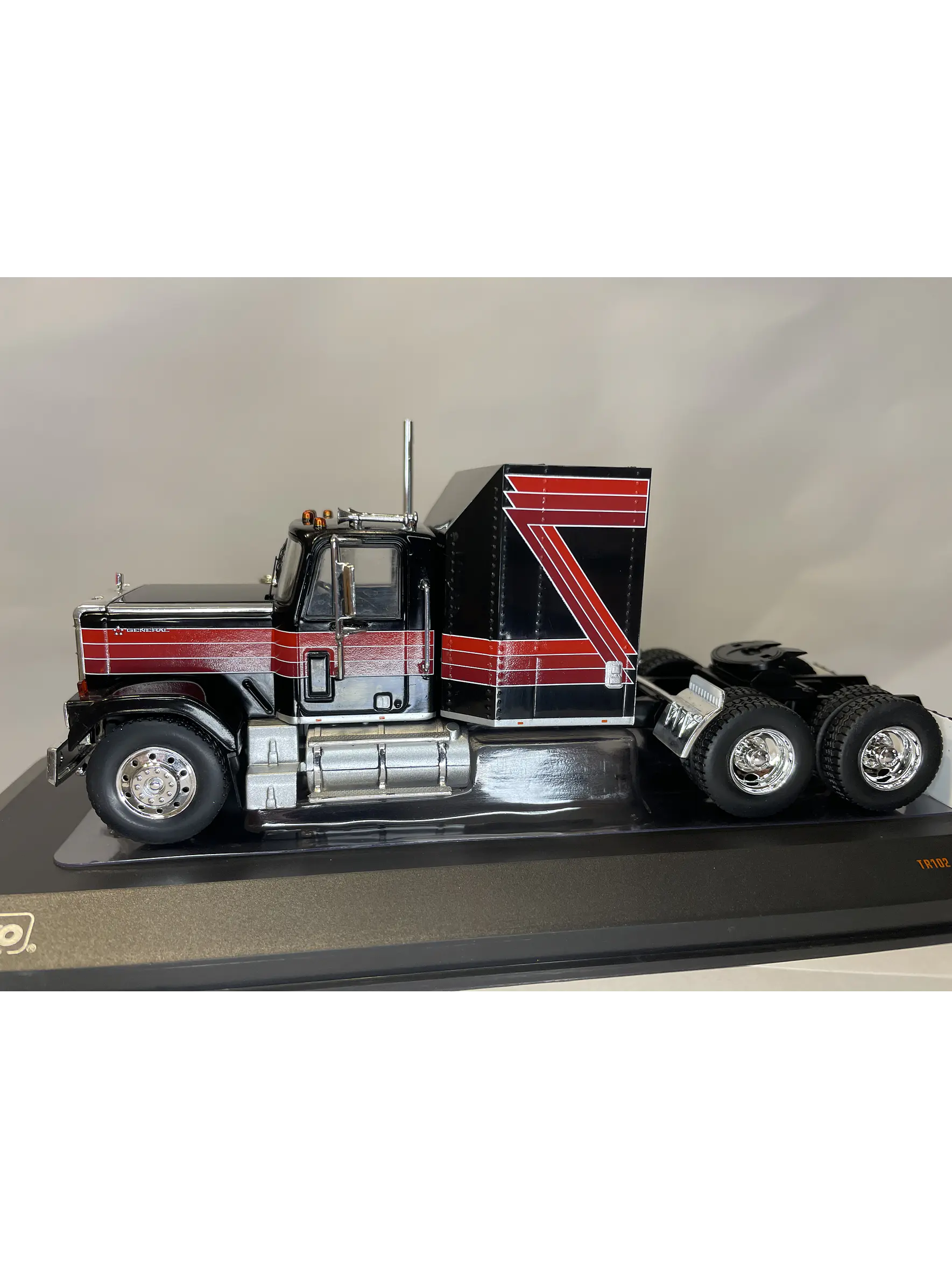 GMC General 1980 – Ixo Models 1:43 – Ícono Americano de Potencia 18
