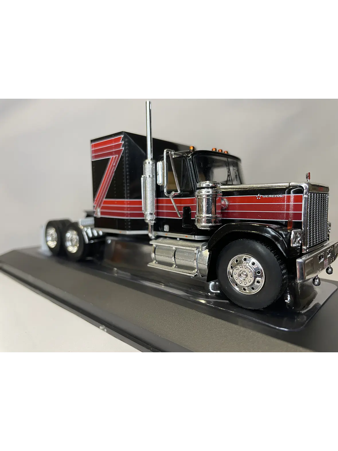 GMC General 1980 – Ixo Models 1:43 – Ícono Americano de Potencia 19