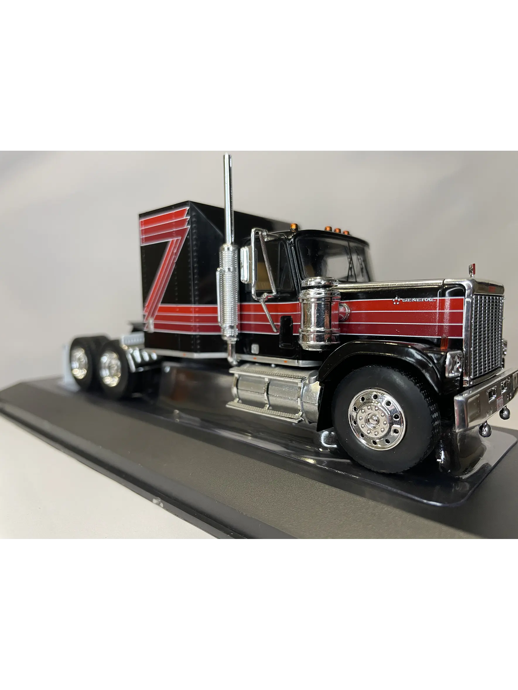 GMC General 1980 – Ixo Models 1:43 – Ícono Americano de Potencia 19