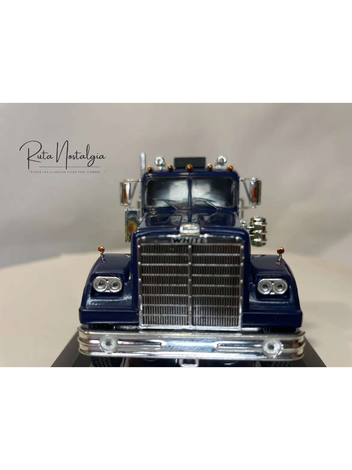 White / Western Star 4864 1970 – IXO Models 1:43 – Clásico Americano Azul Profundo 2