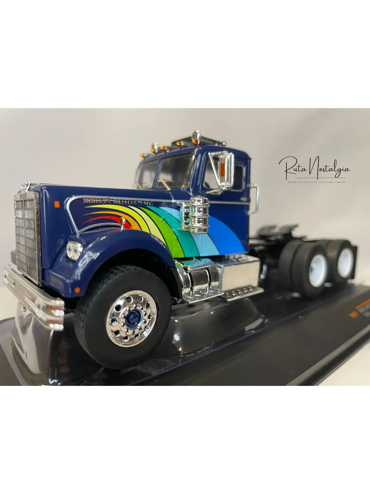 White / Western Star 4864 1970 – IXO Models 1:43 – Clásico Americano Azul Profundo 3