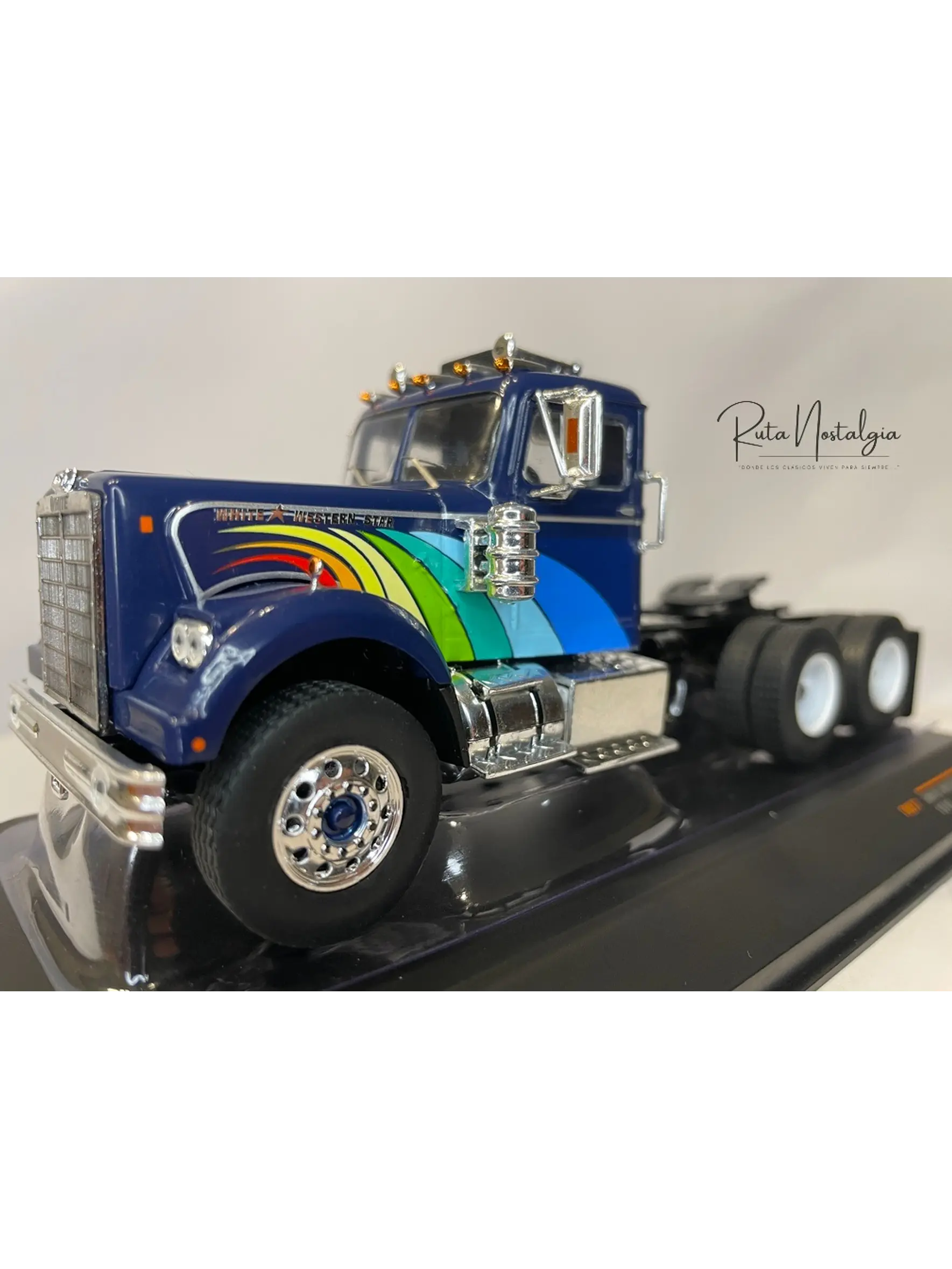White / Western Star 4864 1970 – IXO Models 1:43 – Clásico Americano Azul Profundo 3