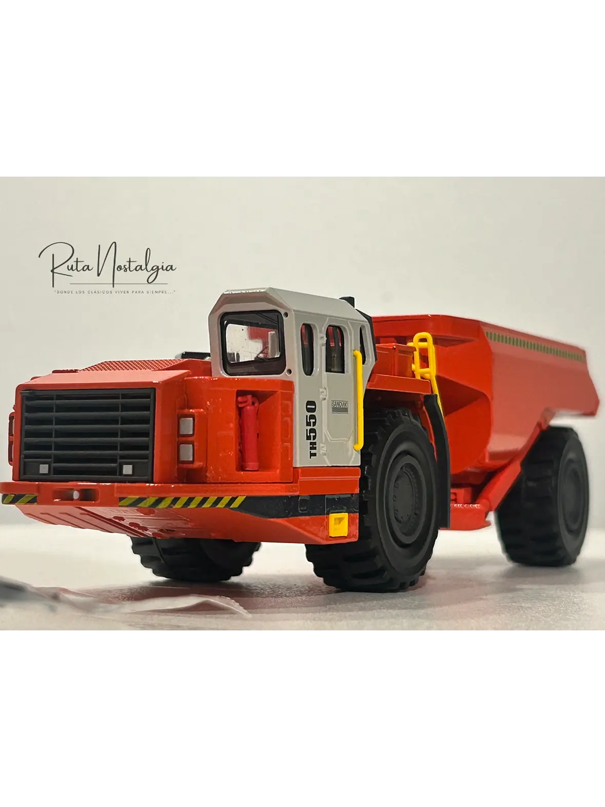 Camión Dumper Subterráneo Sandvik TH550 | Conrad Modelle - Escala 1:50 | Equipo minería subterránea bajo perfil  1