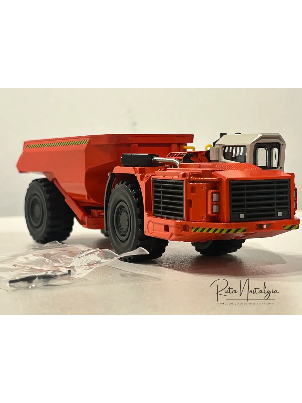 Camión Dumper Subterráneo Sandvik TH550 | Conrad Modelle - Escala 1:50 | Equipo minería subterránea bajo perfil  4