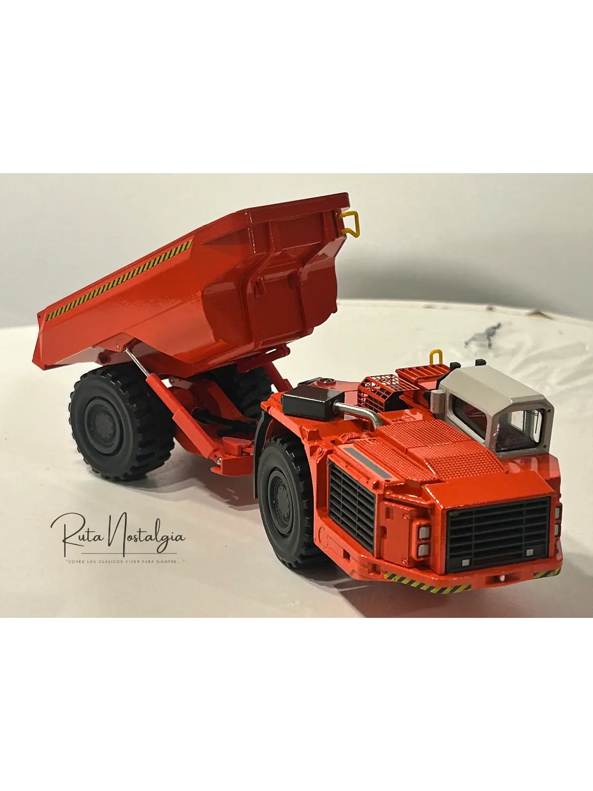 Camión Dumper Subterráneo Sandvik TH550 | Conrad Modelle - Escala 1:50 | Equipo minería subterránea bajo perfil  5